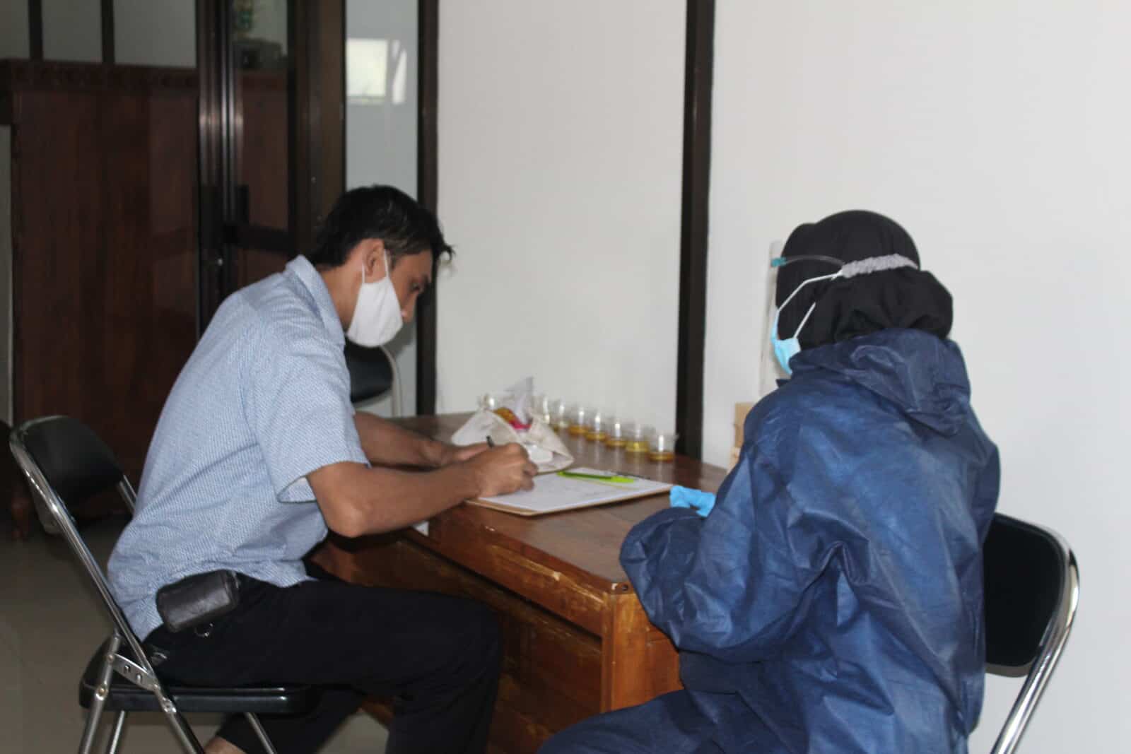 Berantas Narkoba, Pegawai Kecamatan Patikraja Jalani Tes Urine Berantas Narkoba, Pegawai Kecamatan Patikraja Jalani Tes Urine