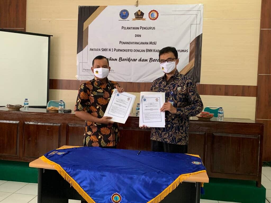 Penandatangan MoU antara BNNK Banyumas dengan SMK N 1 Purwokerto