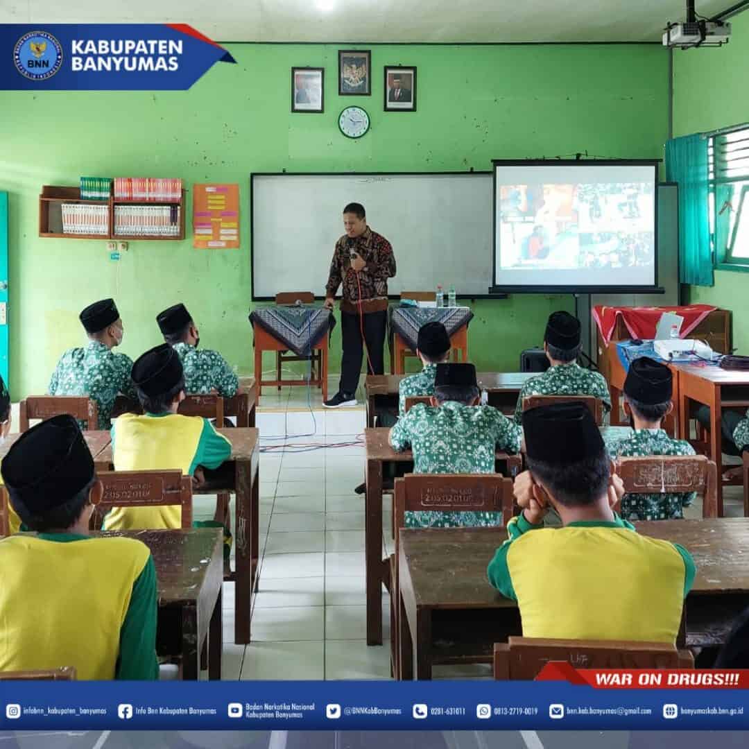 BNNK Banyumas Berikan Penyuluhan Narkoba Kepada Siswa MTs Ma'arif NU 1 Cilongok BNNK Banyumas Berikan Penyuluhan Narkoba Kepada Siswa MTs Ma'arif NU 1 Cilongok