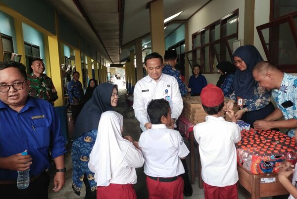 BNNK Banyumas Gelar Pembagian Makan Siang Gratis Kerja Sama dengan Hotel Meotel