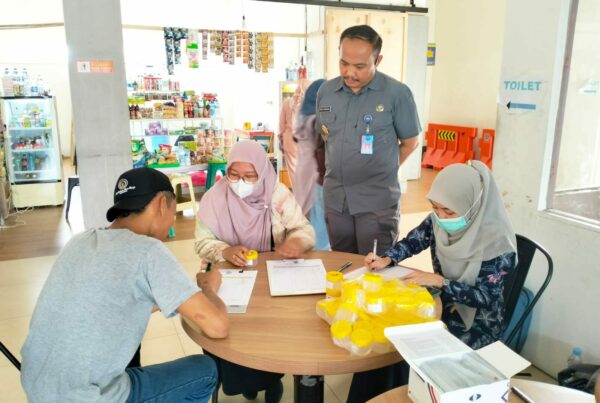 BNNK Banyumas Tes Urine Sopir dan Kru Bus di Terminal Bulupitu dalam Arus Balik