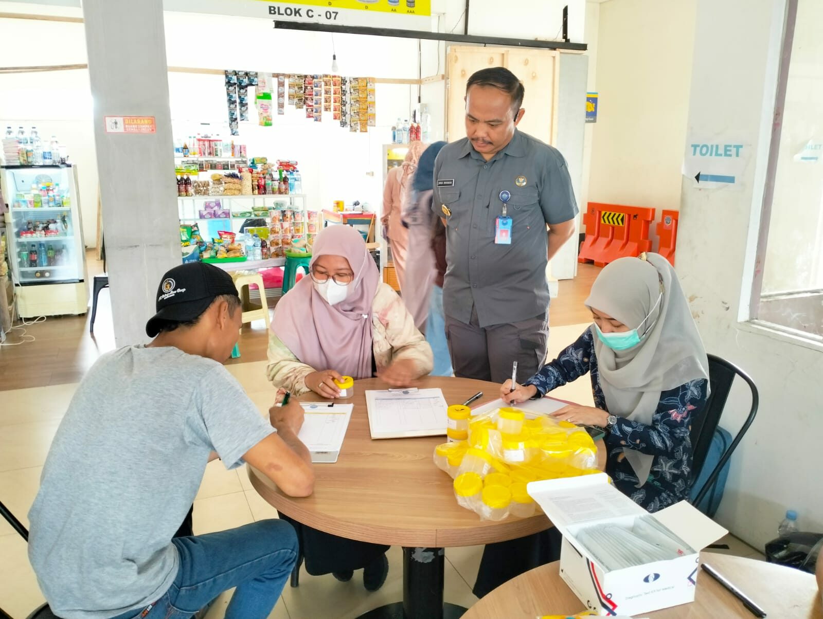 BNNK Banyumas Tes Urine Sopir dan Kru Bus di Terminal Bulupitu dalam Arus Balik BNNK Banyumas Tes Urine Sopir dan Kru Bus di Terminal Bulupitu dalam Arus Balik